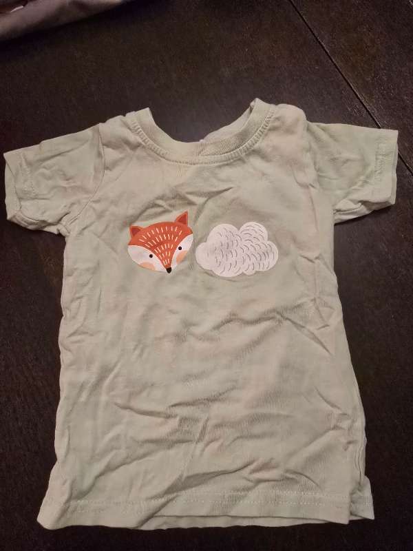 Grön T-shirt med rävar