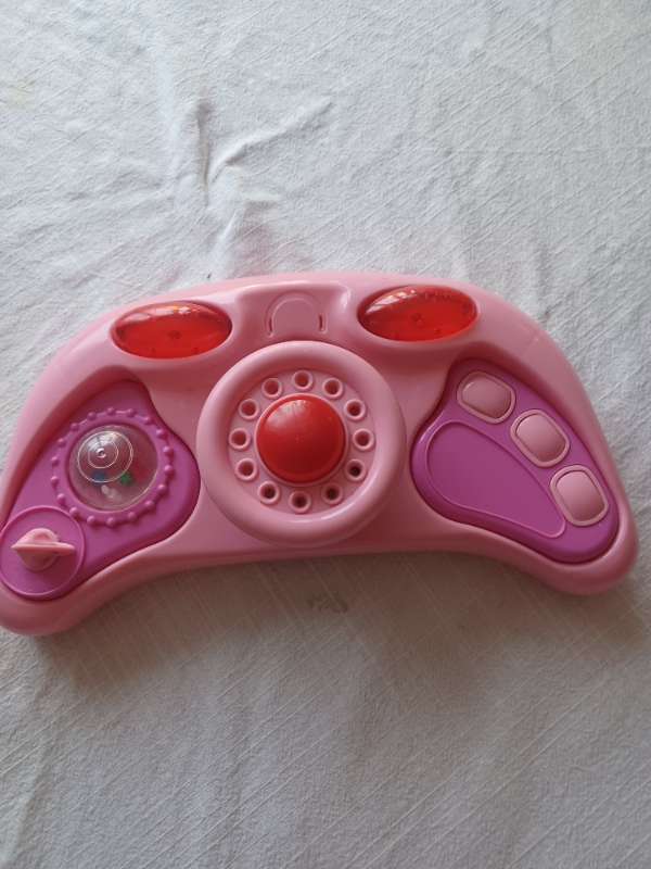 Rosa bilpanel.Aktivetetsleksak