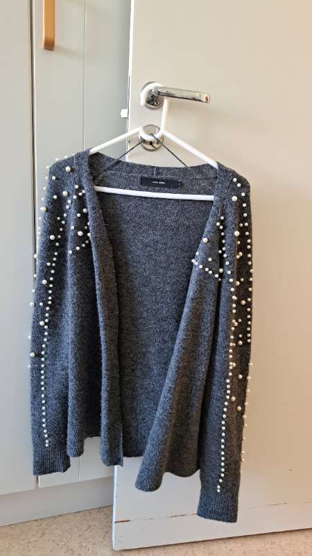 Grå kofta med pärlor