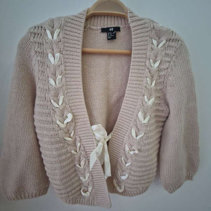 Stickad kofta med knyt