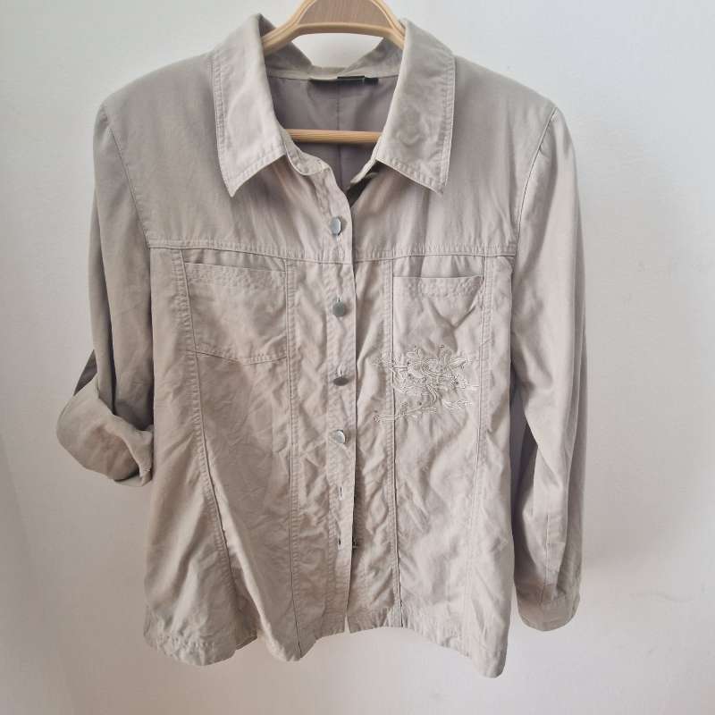 Skjorta med axelvaddar