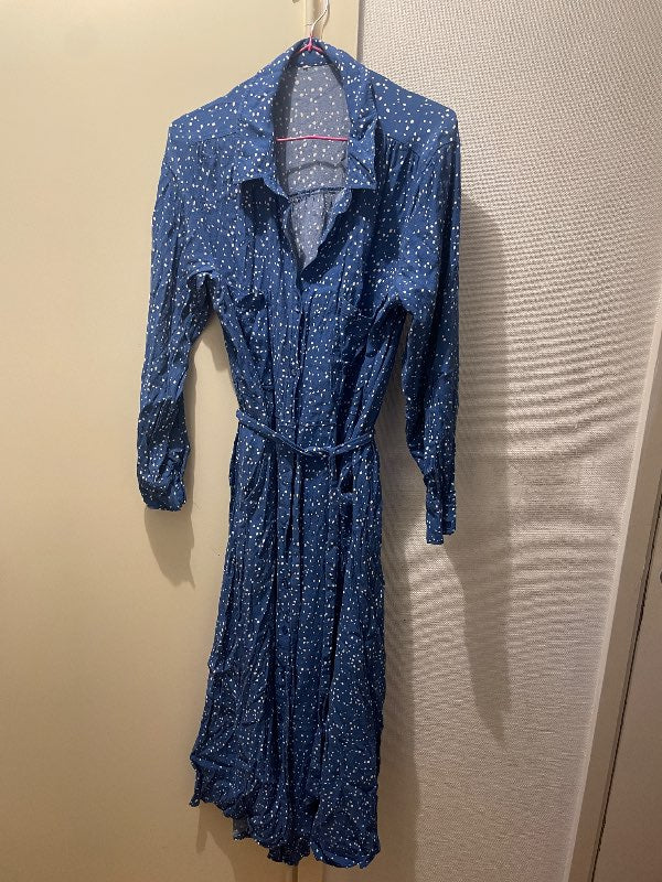 Lång prickig klänning