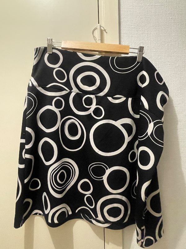 Svart kjol med vitt mönster