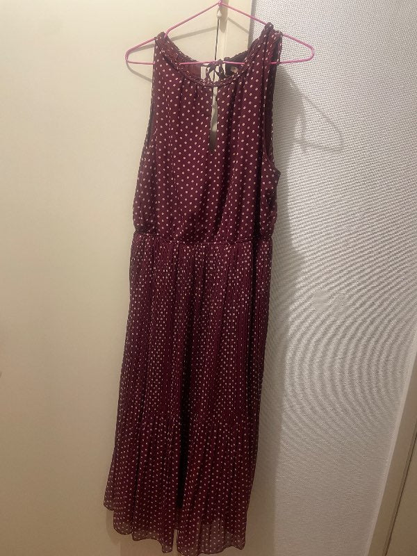 Röd klänning med vita prickar