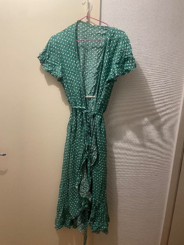 Grön omlott klänning