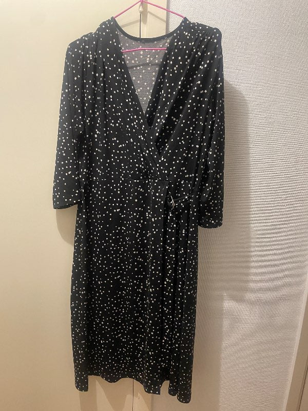 Svart klänning, vita stjärnor