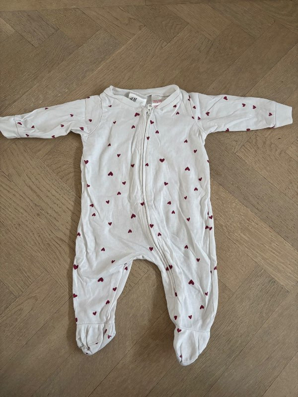 HM Hjärtan Pyjamas med fot 56