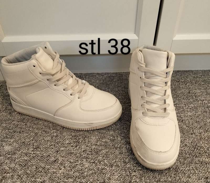 Vita sneekerskor i nyskick