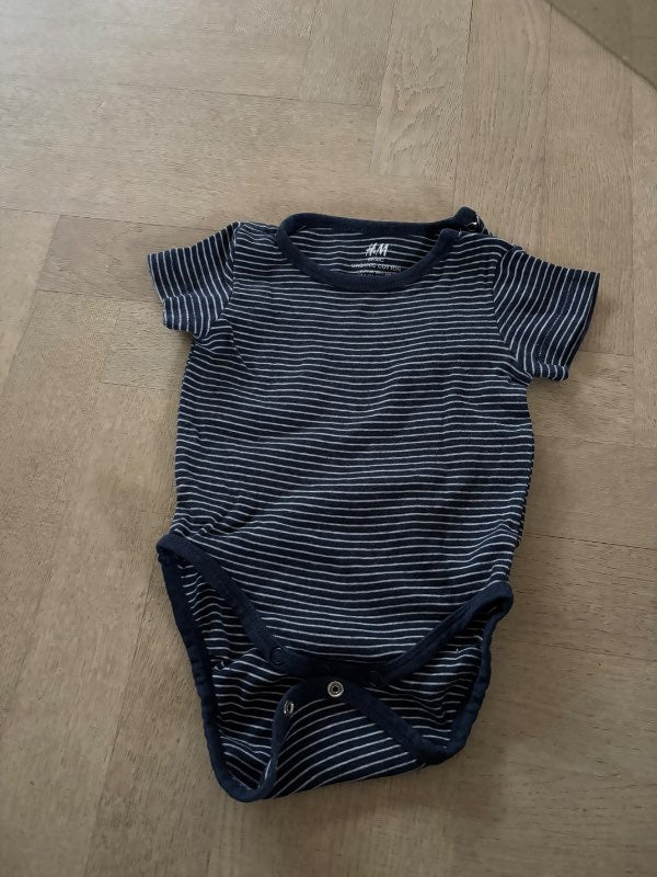 HM randig kortärmad body 68