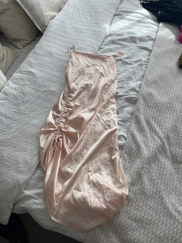 Rosa siden klänning