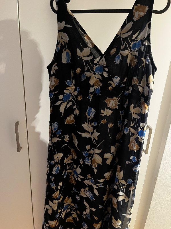 Mörk blommig klänning