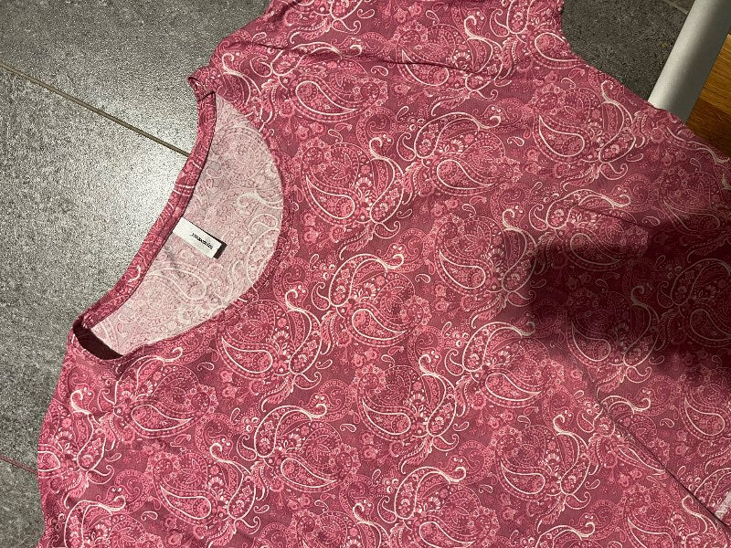 Rosa mönstrad tshirt
