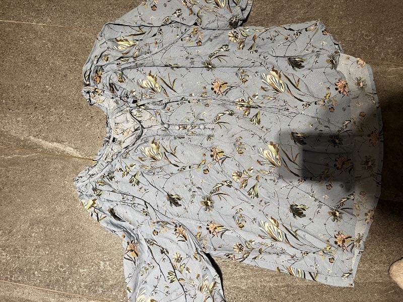 Blommig blå blus