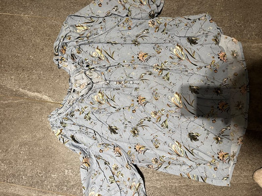 Blommig blå blus