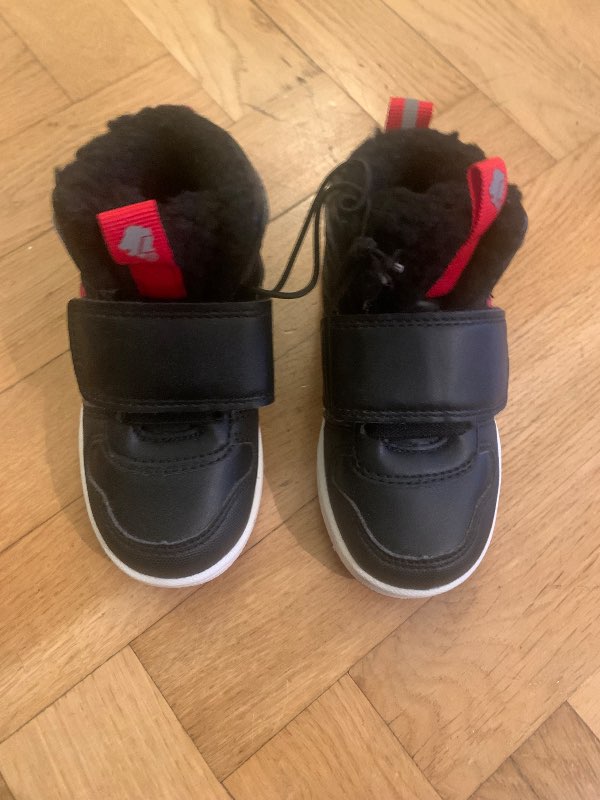 Oanvända fodrade skor