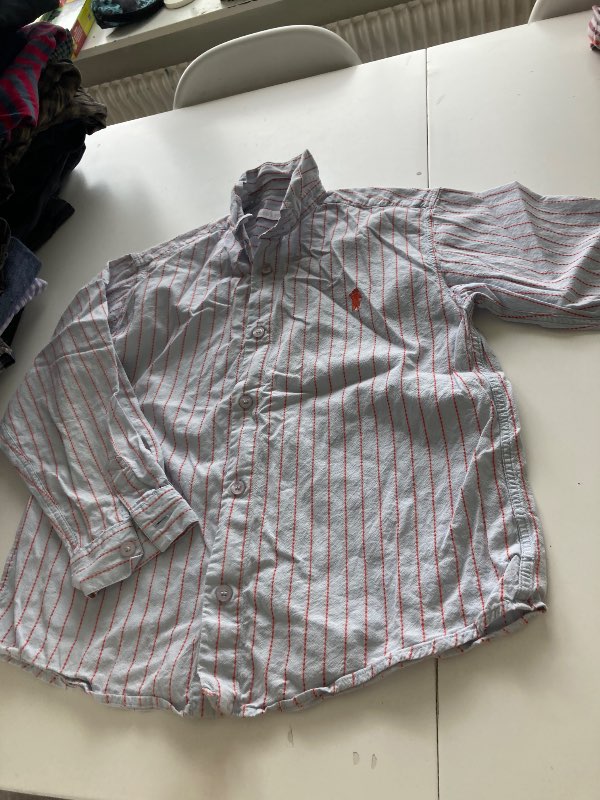 Skjorta röda ränder