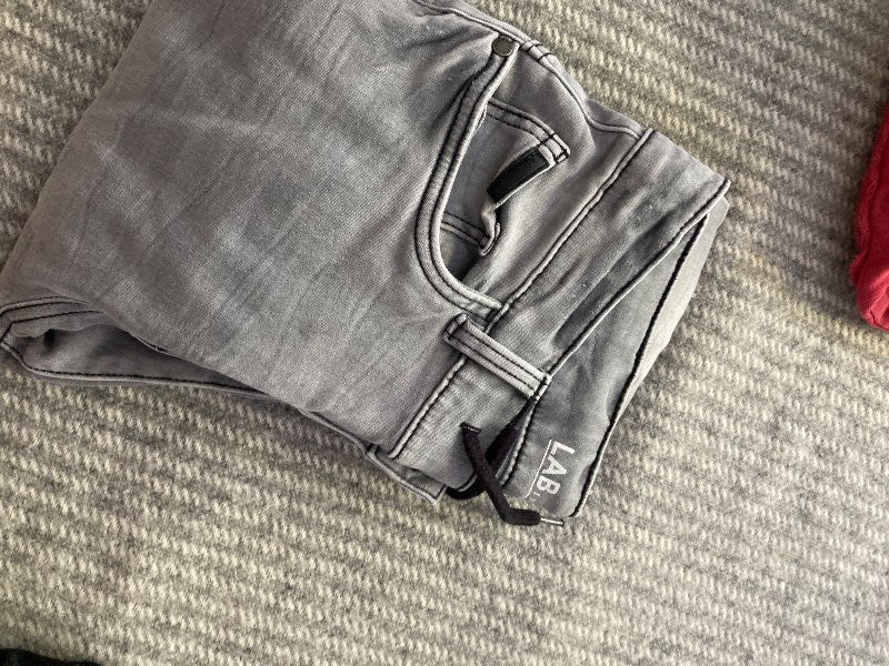 Jeans grå
