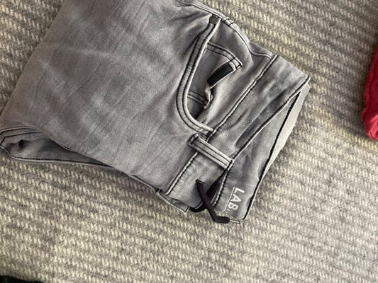 Jeans grå