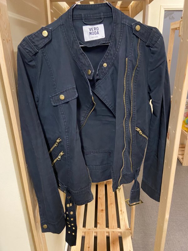 Svart jacka med gulddragkedjor