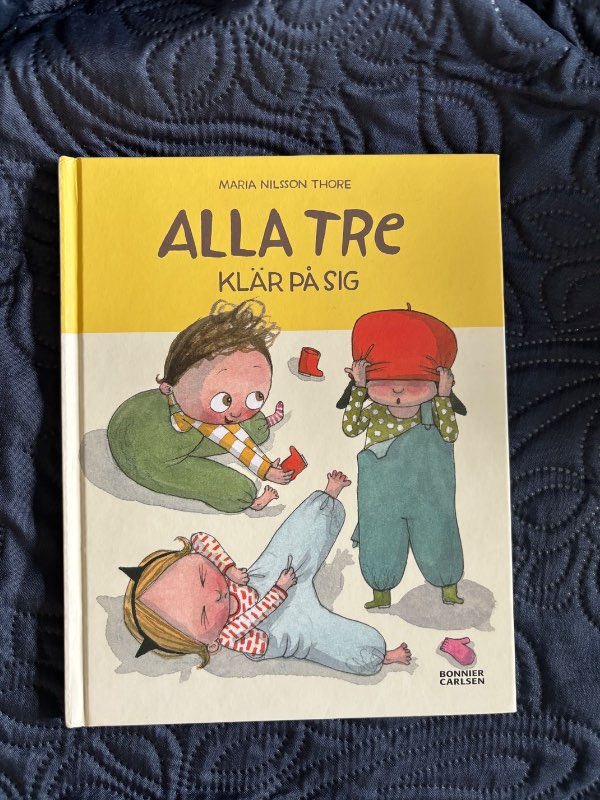Bok alla tre klär på sig