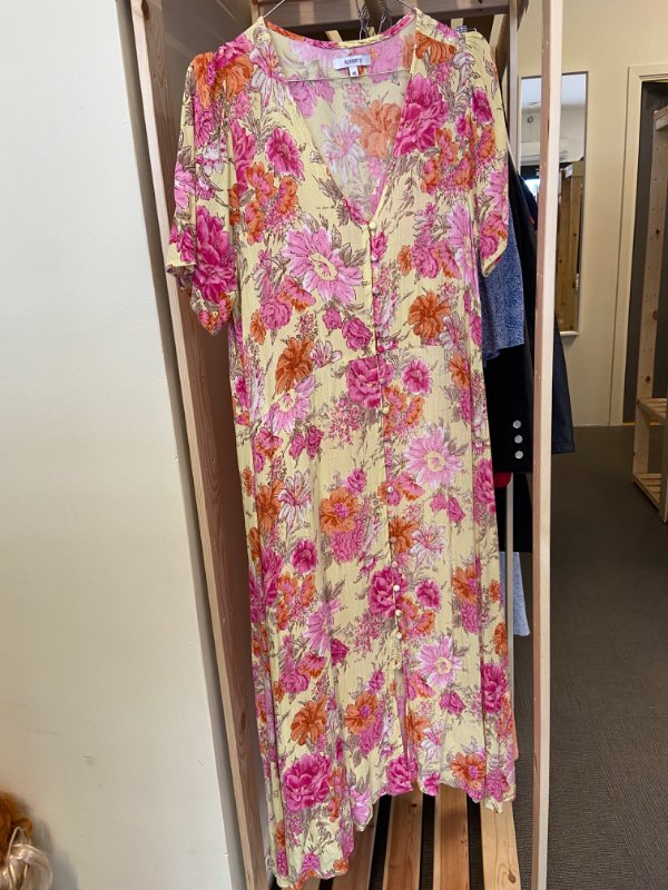 Gul rosa klänning