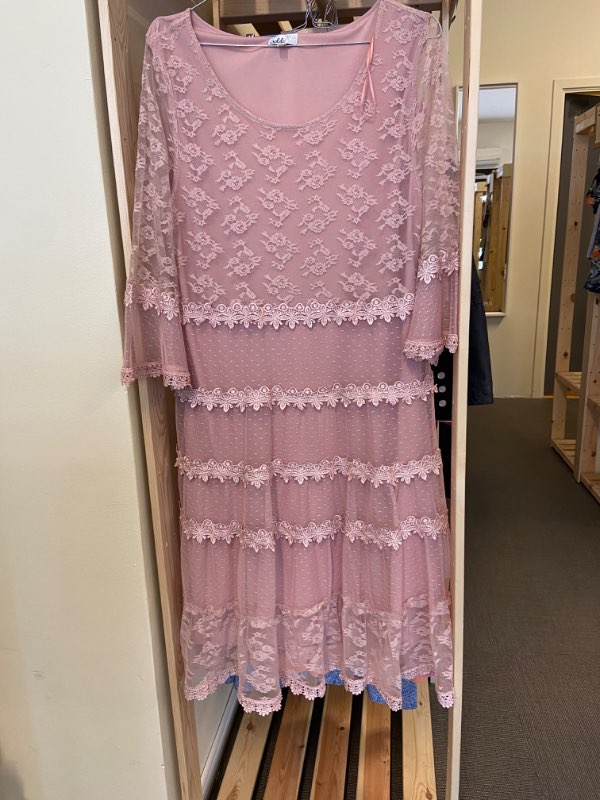Ljus rosa spets klänning