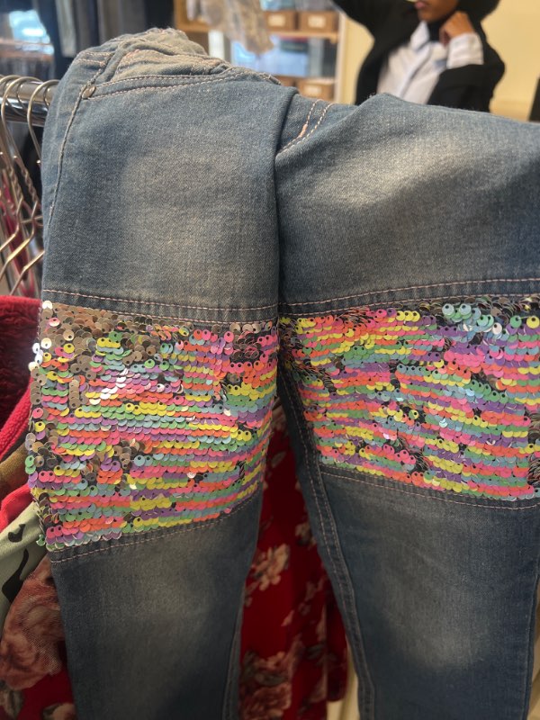Jeans med paljetter på knä
