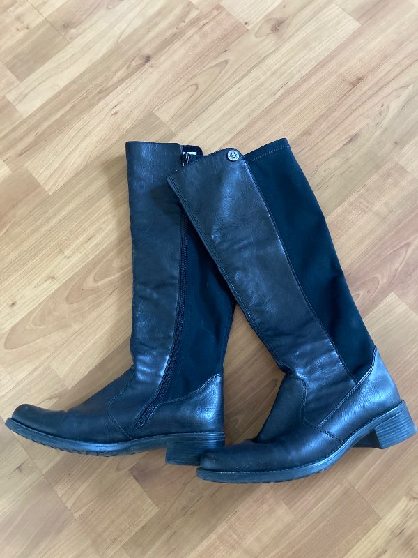 Svarta stövlar skinn