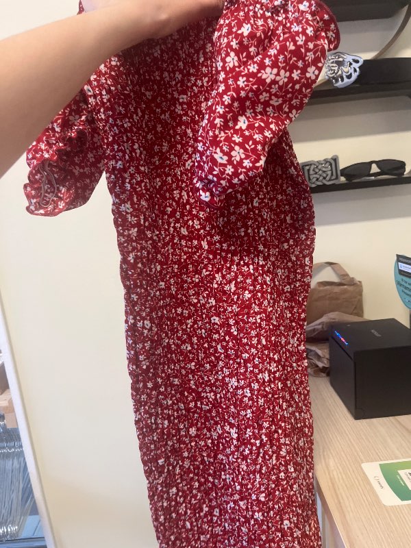 Röd blommig klänning