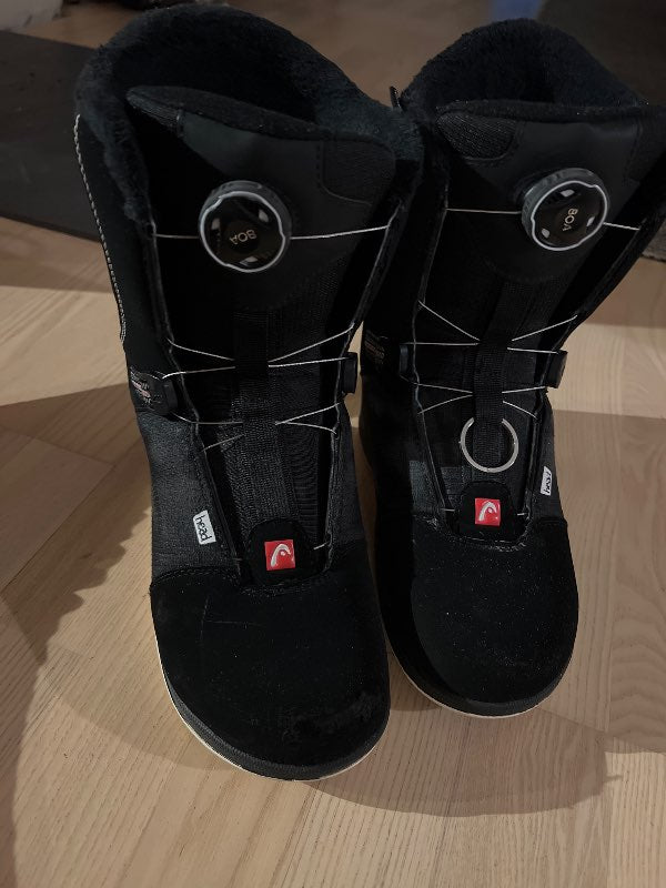 Snowboard boots