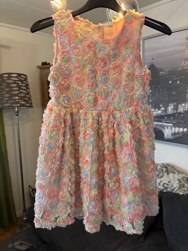 Klänning med tyllblommor