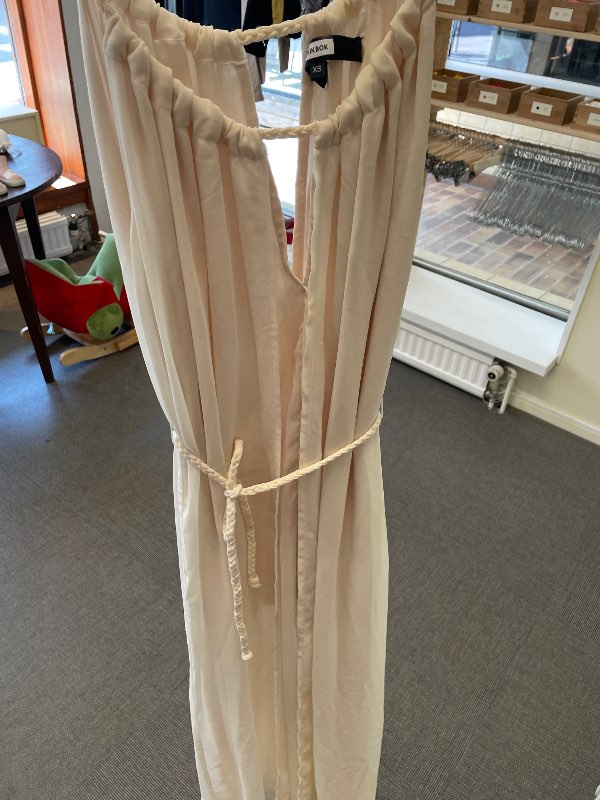 Ljus klänning BikBok