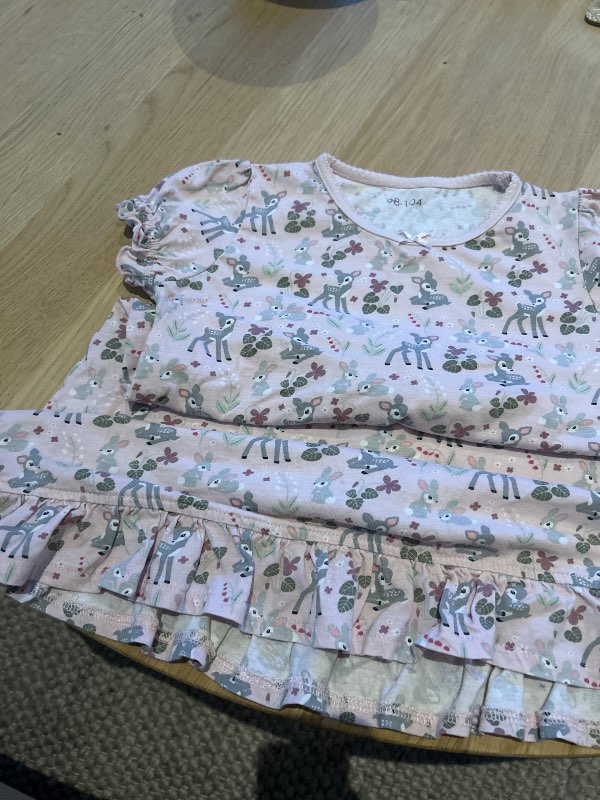 Nattlinne med rådjur och kanin