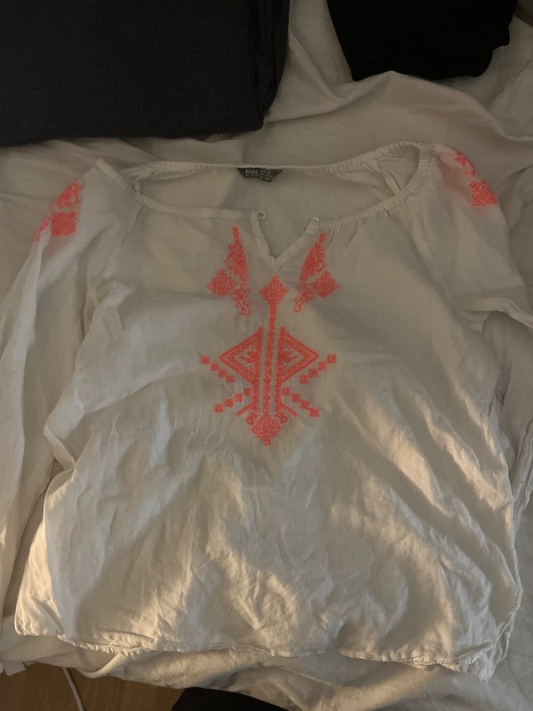 Vit tröja med mönster