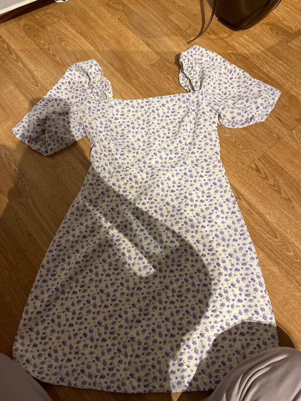 Blommig vit/lila klänning