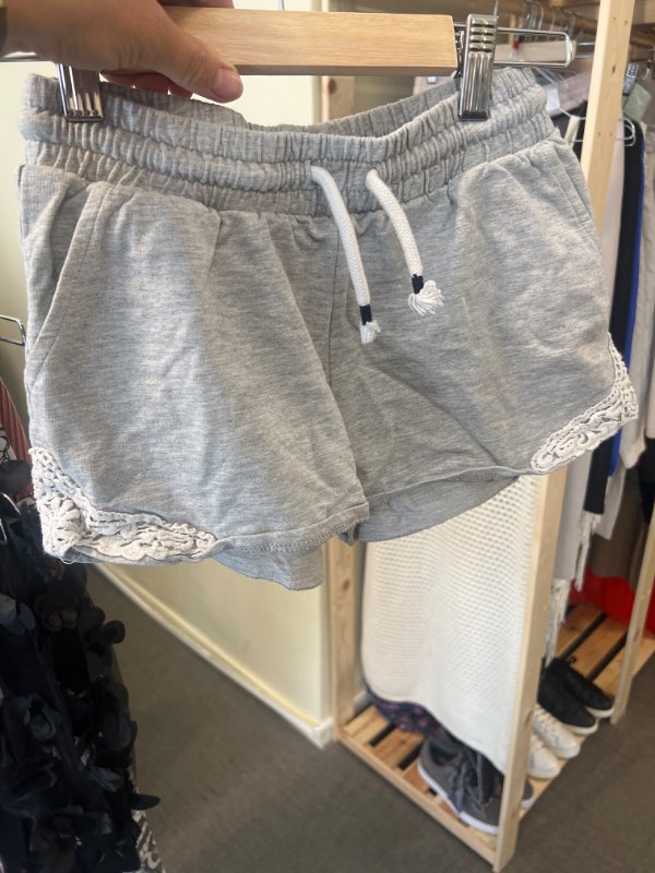 Gråa shorts