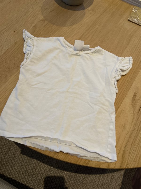 Vit T-shirt med volangärmar