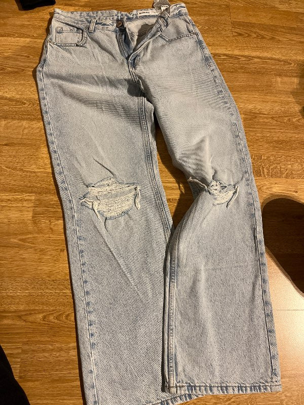 Baggy blå jeans med hål