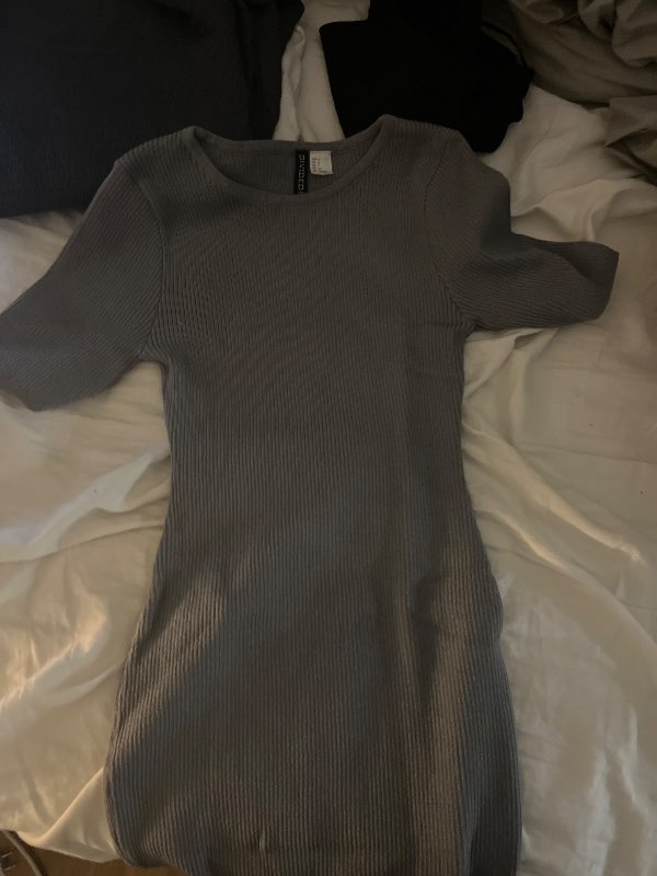 Grå ribbad klänning
