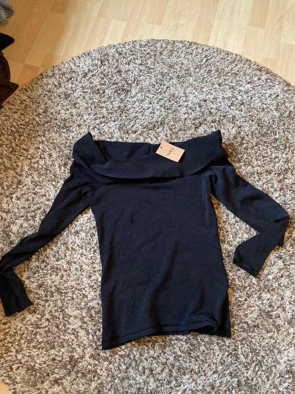 Off skulders svart tröja