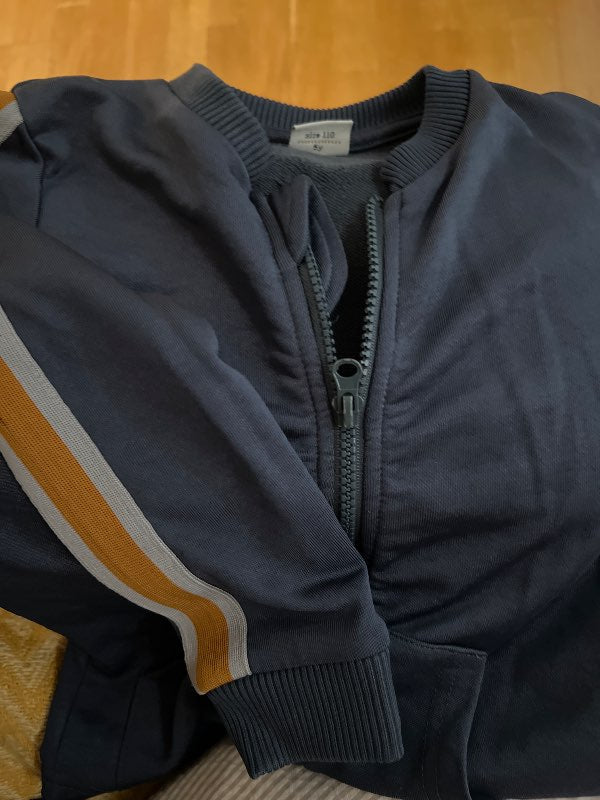 En Fant tröja m dragkedja