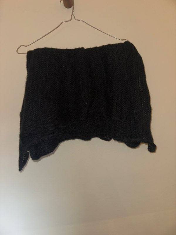 Svart stickad halsduk