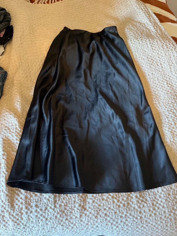 ICHI svart satin kjol