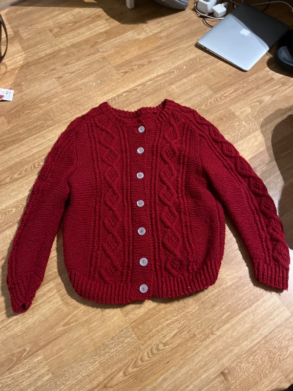 Stickad kofta med knappar