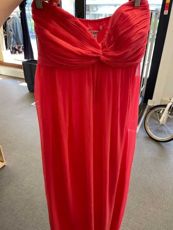 Corallröd klänning