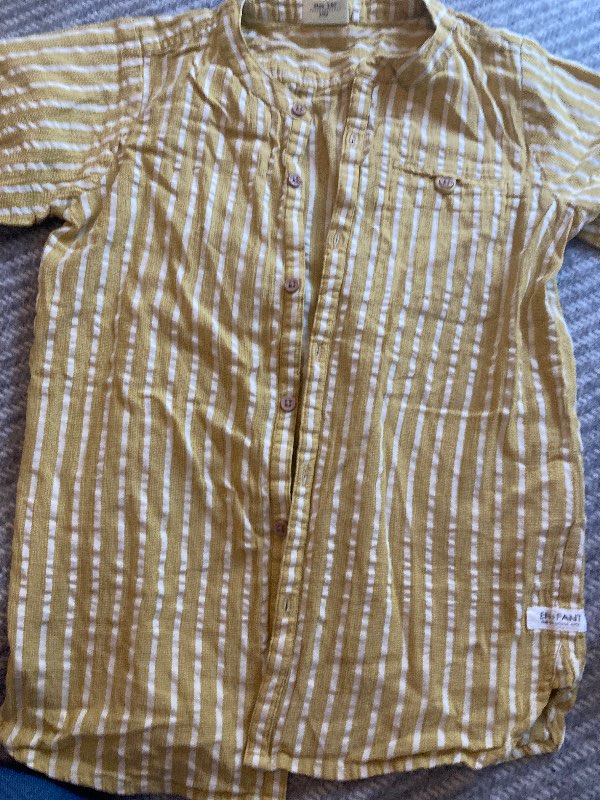 Ensamt senapsgul skotta