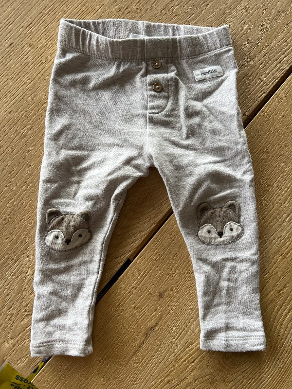 Gråa byxor med tryck