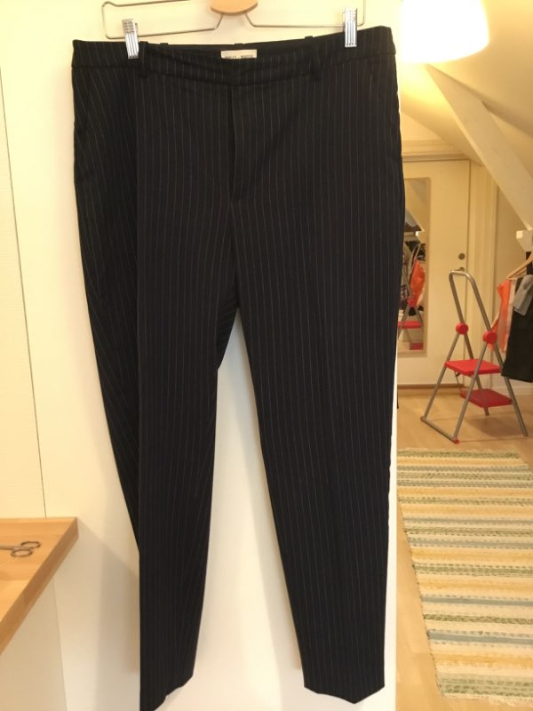 Kritstrecksrandig blå byxa