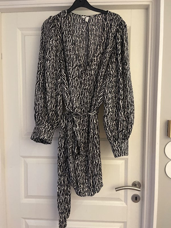 Klänning, mönstrad med skärp