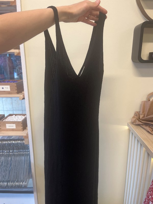 Ribbstickad svart klänning